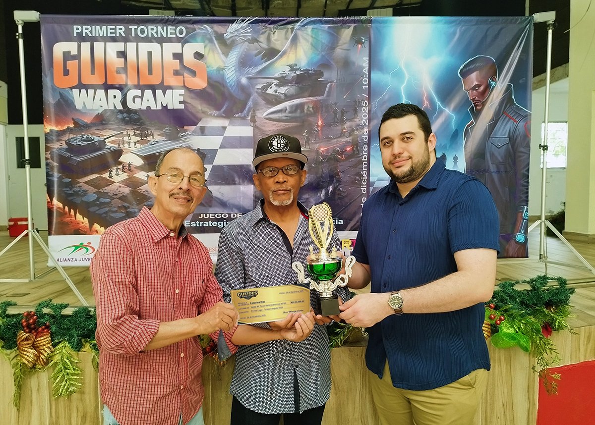 Federico Díaz recibiendo el trofeo de Campeón